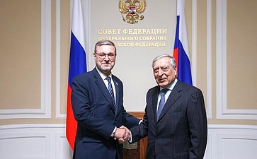 Встреча заместителя Председателя Совета Федерации Константина Косачева с президентом Университета им. Джавахарлала Неру (Индия) профессором Канвалом Сибалом