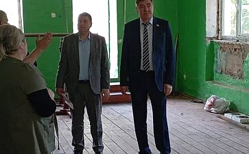 Александр Савин во время работы в регионе ознакомился с ходом проведения капитального ремонта в школах Калужской области