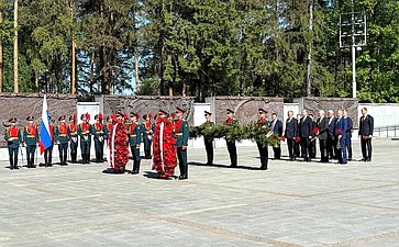 В г. Екатеринбурге сенаторы РФ провели церемонии возложения цветов к Широкореченскому военно-мемориальному комплексу, посвященному погибшим в Великой Отечественной войне, а также к военно-мемориальному комплексу «Черный тюльпан»