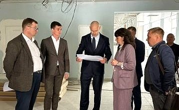 Роман Маслов проинспектировал капремонт школы в Череповце
