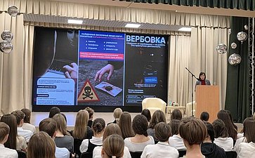 Наталья Котова провела открытые уроки на тему «Знакомство с Советом Федерации» для учеников 10–11-х классов Образовательного центра № 5 и Лицея № 95 города Челябинска