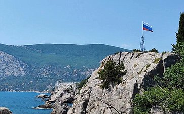Лариса Мельник вместе с командой Народного фронта вновь водрузили флаг России на живописном берегу бухты Ласпи