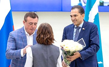 Андрей Хапочкин и губернатор Сахалинской области Валерий Лимаренко провели церемонию награждения школьницы Вероники Рыжовой за проявленное мужество