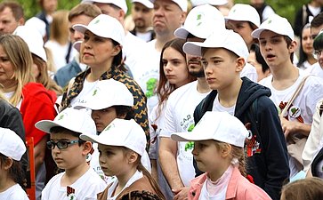 В Год защитника Отечества и 80-летия Победы в Великой Отечественной войне 1941–1945 годов сенаторы РФ и сотрудники Аппарата СФ провели акцию «Сад Памяти» — высадили 250 кустов сирени в музее-заповеднике «Горки Ленинские»