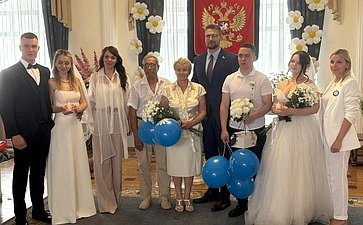 Руслан Смашнев поздравил смоленские пары с Днем семьи, любви и верности