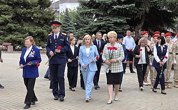 Ольга Бас посетила Зал Славы музея «Молодой гвардии» ЛНР