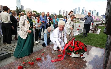 Возложение цветов делегации общества «Жители блокадного Ленинграда» к монументу «Ленинградский фронт» в Парке Победы