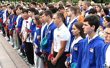 Участники «Поезда Памяти» возложили цветы к Могиле Неизвестного Солдата в Александровском саду и посетили Кремль