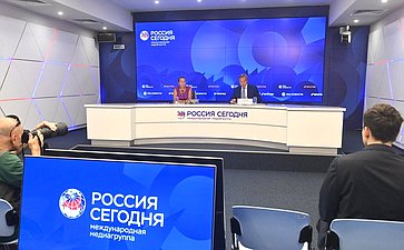 В Пресс-центре «Россия сегодня» прошла пресс-конференция председателя Комиссии Совета Федерации по информационной политике и взаимодействию со СМИ Алексея Пушкова об основных направлениях и о перспективах работы Комиссии в 2024–2025 политическом году