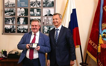 А. Яцкин и В. Полетаев наградили сотрудников Института государства и права РАН