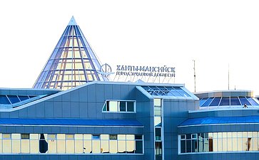 Сенаторы посетили аэропорты Нижневартовска и Ханты-Мансийска, среднюю школу № 6