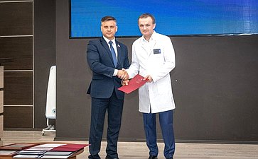 Юрий Архаров поздравил коллектив городской клинической больницы имени О.М. Филатова с 40-летием со дня основания