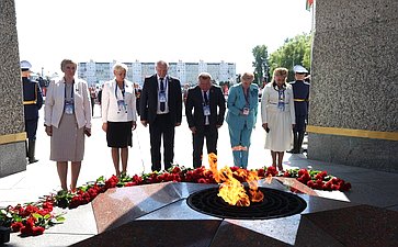 Торжественная церемония возложения цветов членами официальных делегаций Совета Республики и Совета Федерации к Вечному огню у монумента «Три штыка»