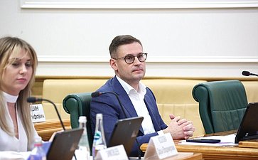 Совещание Комитета Совета Федерации по федеративному устройству, региональной политике, МСУ и делам Северана тему «Газификация и ее производные: газохимия и нефтехимия как драйвер роста экономики Дальневосточного федерального округа»