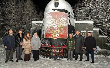 Лариса Круглова и Александр Карелин приняли участие в траурном митинге в Мурманске, посвящённом гибели подводного крейсера «Курск»