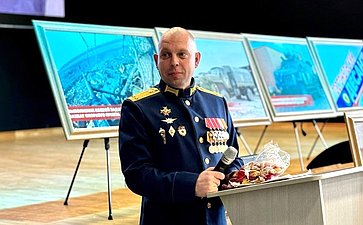 Айрат Гибатдинов вместе с участником СВО, кавалером трех орденов Мужества Денисом Черняковым провели «Урок мужества» в ульяновском лицее № 102