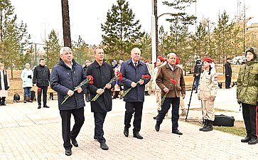 Сенаторы приняли участие в возложении цветов генерал-полковнику Бурлакову М.П., командующему западной группировкой войск, и Герою Советского Союза, генерал-майору Балдынову В.В