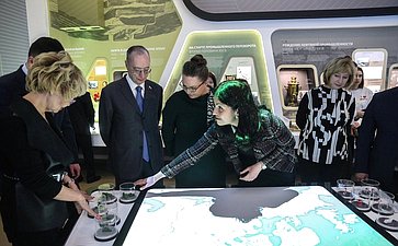 Сенаторы РФ посетили павильон «Нефть» на ВДНХ