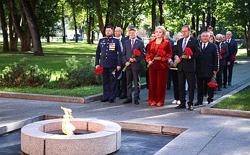 Председатель Совета Федерации Валентина Матвиенко и врио губернатора Новгородской области Александр Дронов возложили венки к Мемориалу «Вечный огонь славы»