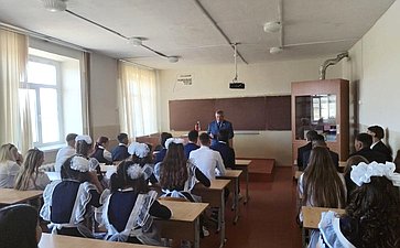 Сергей Михайлов принял участие в торжественных линейках, посвящённых Дню знаний, в школах сел Нижний Цасучей и Верхний Цасучей