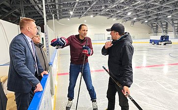 Андрей Хапочкин вышел на лед хоккейной арены первого многофункционального спорткомплекса в городе Макаров