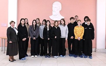 Владимир Нетёсов организовал для воронежских школьников посещение старейшей библиотеки