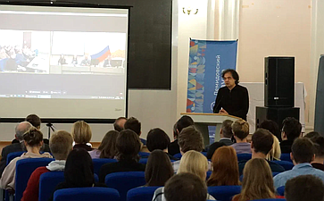 Александр Русаков принял участие в круглом столе, посвященном реализации инициатив в рамках проекта «Путь к единству»
