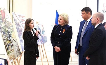 Лилия Гумерова и Дмитрий Василенко открыли в верхней палате выставку детского рисунка «Жизнь, делённая на граммы»