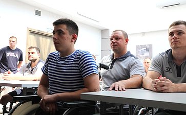 Эдуард Исаков встретился с коллективом филиала фонда «Защитники Отечества» в Ханты-Мансийске