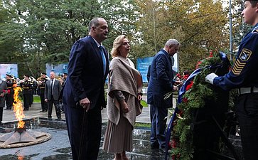 Сенаторы РФ возложили цветы к мемориалу Воину-освободителю в парке им. Ленинского комсомола в Махачкале (фото пресс-служба Министерства экономики и территориального развития Республики Дагестан)