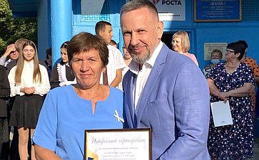 Олег Алексеев посетил ряд образовательных учреждений региона и поздравил учеников и педагогов с Днем знаний