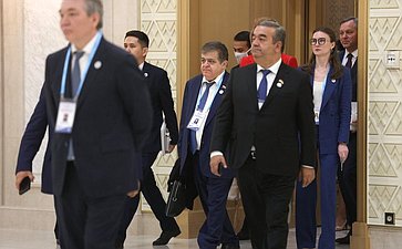 Совместный переход членов делегаций в Большой зал заседаний дворца «Маслахат кошги»
