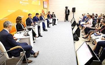 Сессия «Новые решения бизнеса и государства для развития в эпоху дефицита кадров и капитала». X Восточный экономический форум