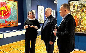 Сергей Мартынов посетил в Йошкар-Оле выставку, представляющую судьбу этноса мари сквозь призму изобразительного искусства