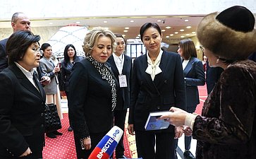 Председатель СФ Валентина Матвиенко осмотрела выставку, посвященную культурным традициям Кыргызстана
