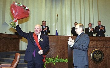 Президент РФ Владимир Путин вручает Егору Строеву высшую государственную награду – орден «За заслуги перед Отечеством» первой степени, 2001