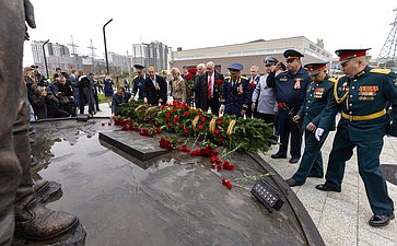 Григорий Карасин вместе с губернатором Сахалинской области Валерием Лимаренко, представителями силовых ведомств и общественности открыли в Южно-Сахалинске сквер «Щит и Меч»
