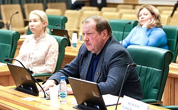 Сенаторы приняли участие в сдаче пробного Единого государственного экзамена