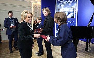 В рамках работы Х Парламентского форума «Историко-культурное наследие России» в Великом Новгороде Валентина Матвиенко посетила детскую общеобразовательную школу имени Г.Р. Державина и Дом музыки имени С.В. Рахманинова