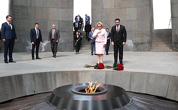 Сенаторы РФ посетили Мемориал памяти жертв геноцида армян «Цицернакаберд» и возложили цветы к Вечному огню