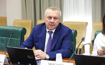 Круглый стол комитета Совета Федерации по экономической политике на тему «Вопросы восстановления и наращивания трансграничных и межрегиональных грузовых и пассажирских перевозок по реке Амур»