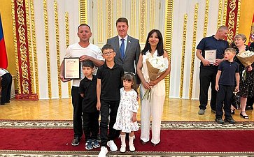 Андрей Шевченко в ходе поездки в регион принял участие в торжественном награждении победителей Всероссийского конкурса «Семья года» в городе Оренбурге