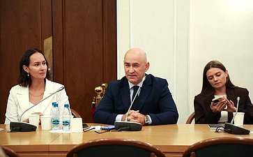 Сенаторы обсудили успешные практики и предложения по развитию НКО