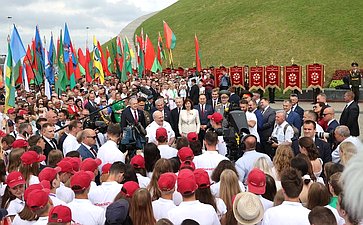 Участники акции почтили память героев Великой Отечественной войны в мемориальном комплексе «Курган Славы» в Минске