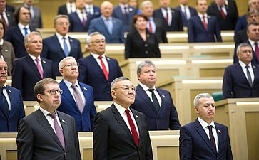 Сенаторы слушают гимн России перед началом 476-го заседания Совета Федерации