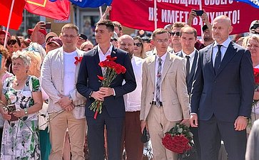 Роман Маслов вместе с губернатором Георгием Филимоновым, общественниками и жителями города принял участие в торжественной церемонии открытия памятника основателям Череповецкого металлургического комбината