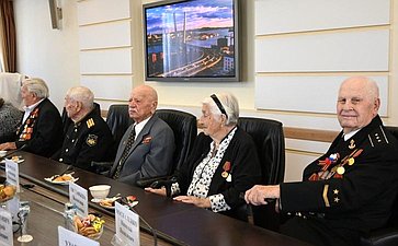 Александр Ролик совместно с главой Владивостока Константином Шестаковым провел встречу с проживающими в столице Приморья ветеранами — участниками боев с милитаристской Японией в августе-сентябре 1945 года