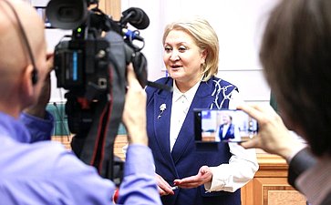 Сенаторы приняли участие в сдаче пробного Единого государственного экзамена