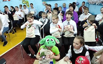 Вместе с Дедом Морозом и Снегурочкой на новогодней ёлке поздравляли детей-сирот Тельченской общеобразовательной школы-интерната Мценского района Орловской области