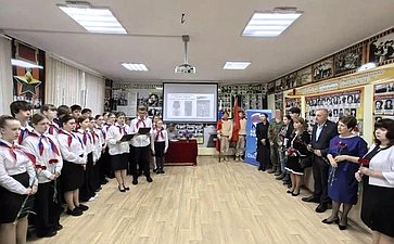 Екатерина Алтабаева приняла участие в торжественной церемонии открытия памятного стенда, посвящённого участнику СВО